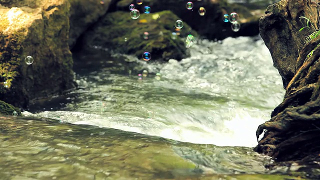 河溪中快速流动的水上面的汤泡视频素材