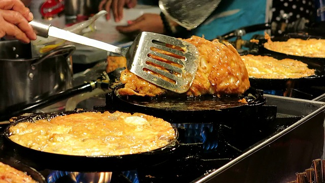 热盘炒贻贝煎饼，泰国菜视频素材