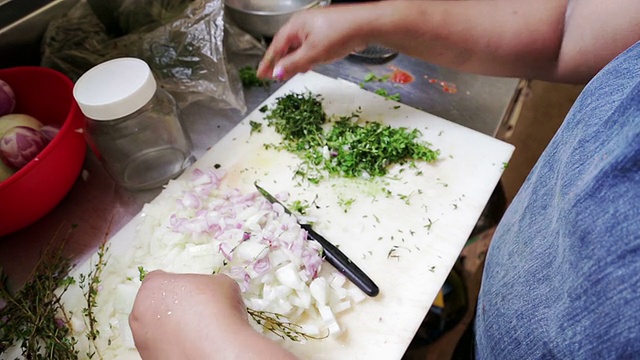 女人在厨房做饭和准备香草视频素材