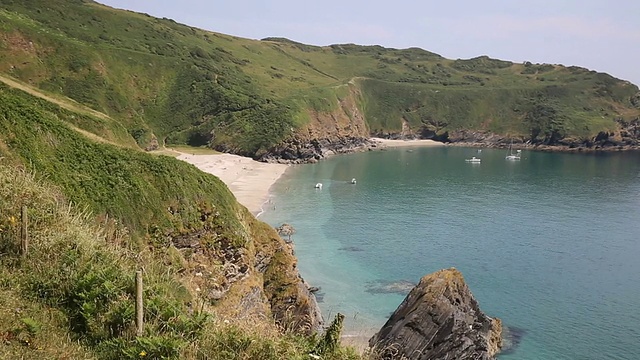 兰蒂克湾英国康沃尔的幽静海滩在夏季的一天PAN视频素材