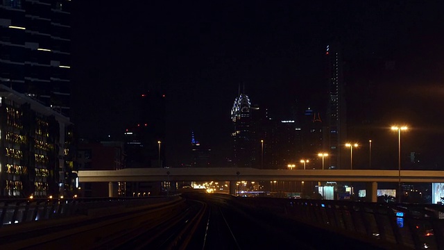 地铁上的迪拜市中心夜景。视频下载