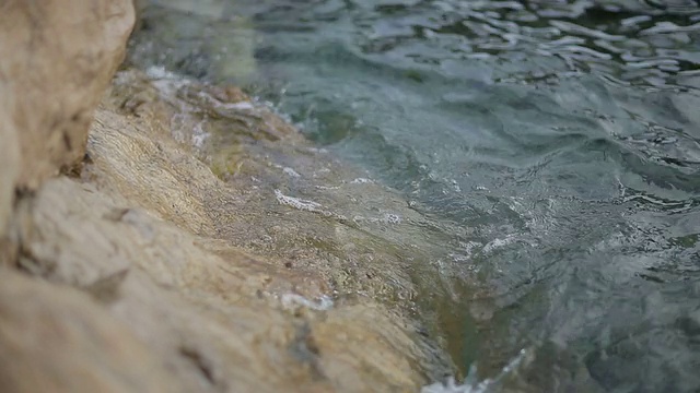 克罗地亚赫瓦尔附近的亚得里亚海，海浪拍打着海岸视频素材