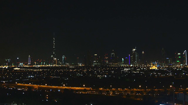 迪拜摩天大楼的夜景。视频素材