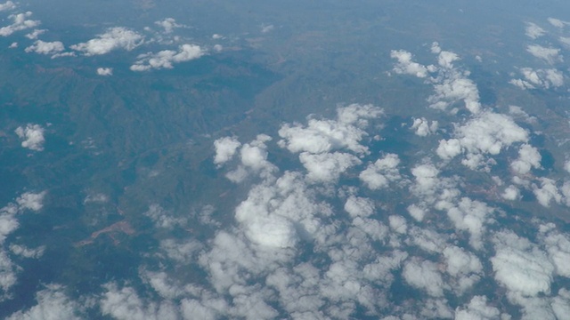 从迪拜到波斯湾沙漠的空中变化。视频下载