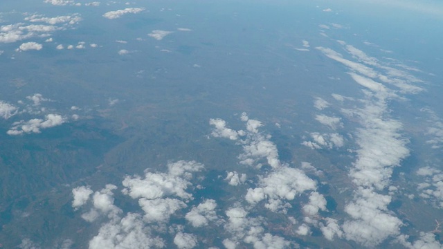 从迪拜到波斯湾沙漠的空中变化。视频素材