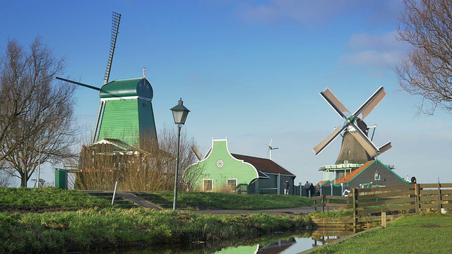 Zaanse Schans地区历史悠久的木屋和风车。荷兰视频素材