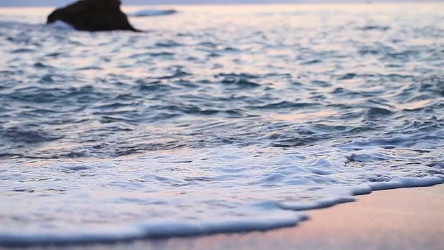 日出时海滩上的海浪视频素材