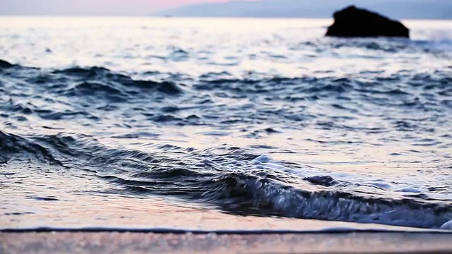 日出时海滩上的海浪视频素材