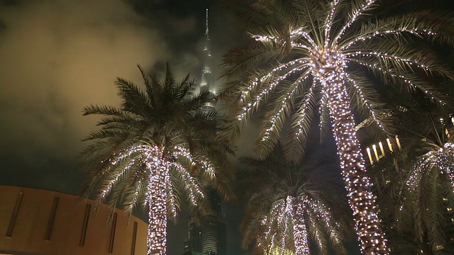 迪拜哈利法塔(Burj Khalifa)的夜景视频素材