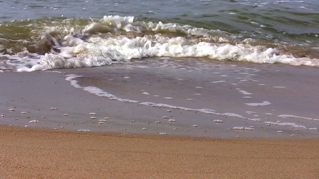 海浪拍打着沙滩视频素材