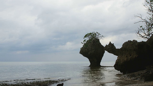 美丽的冲绳岛周围的海洋景观。视频素材