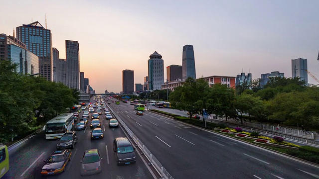 北京,China-Sept。2014年29日:在中国北京国贸CBD附近的长安街上散步，看看交通状况视频素材