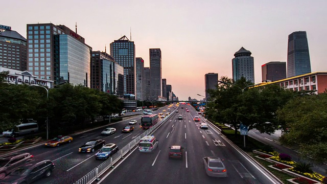 北京,China-Sept。2014年29日:在中国北京国贸CBD附近的长安街上散步，看看交通状况视频下载