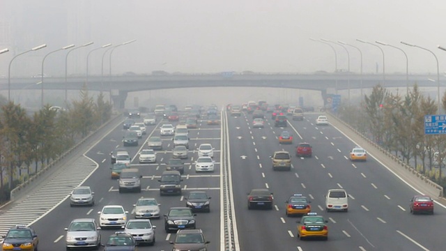 中国北京，2014年10月25日:在恶劣的天气下，人们在路上小心驾驶，中国北京视频素材