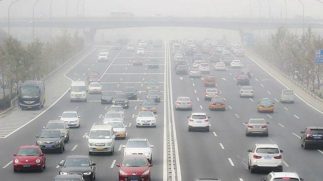 中国北京，2014年10月25日:在恶劣的天气下，人们在路上小心驾驶，中国北京视频素材