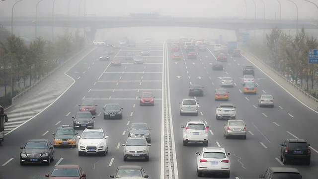 中国北京，2014年10月25日:在恶劣的天气下，人们在路上小心驾驶，中国北京视频素材