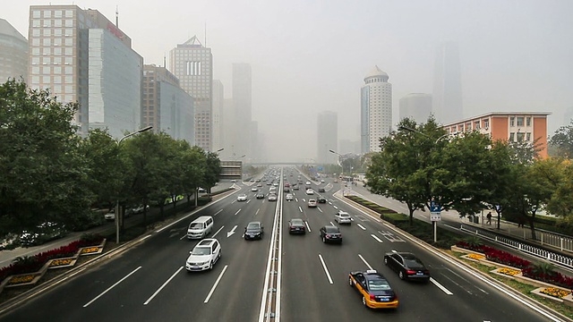 中国北京，2014年10月25日:在恶劣的天气下，中国北京国贸CBD的建筑远处笼罩着雾霭视频素材