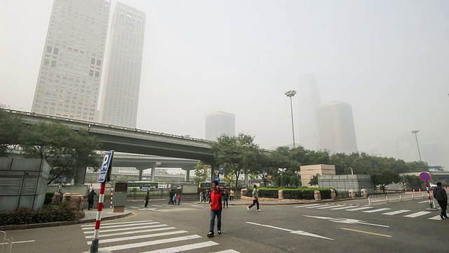 中国北京，2014年10月25日:在恶劣的天气下，中国北京国贸CBD的标志性建筑远处一片朦胧视频素材