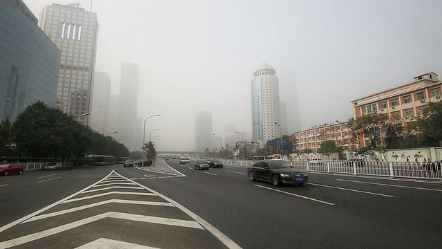 中国北京，2014年10月25日:在恶劣的天气下，中国北京国贸CBD的标志性建筑远处一片朦胧视频素材