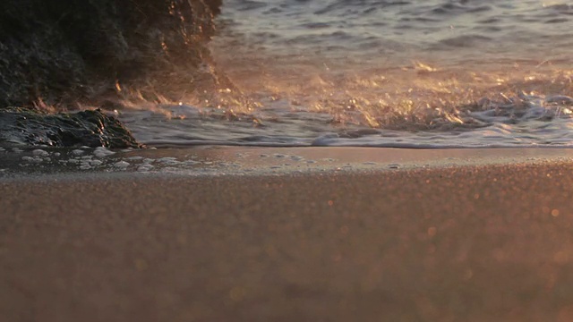 日落时海滩上的海浪视频素材