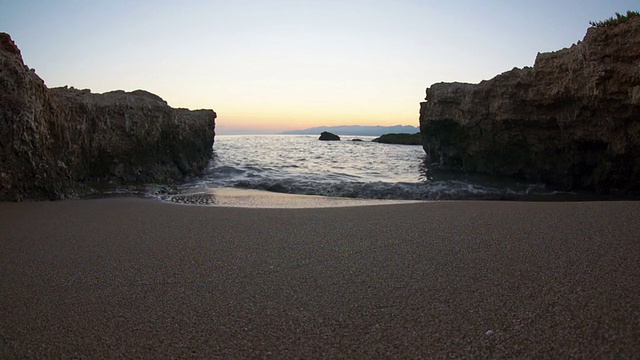 日落时海滩上的海浪视频素材