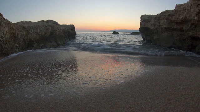 日落时海滩上的海浪视频素材