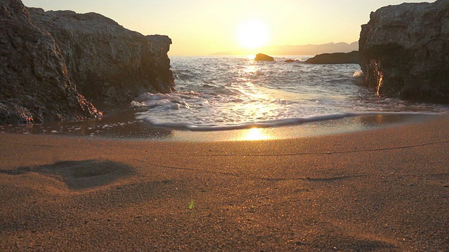 日落时海滩上的海浪视频素材