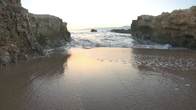 日落时海滩上的海浪视频素材