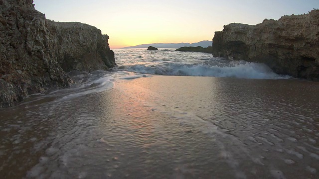 日落时海滩上的海浪视频素材