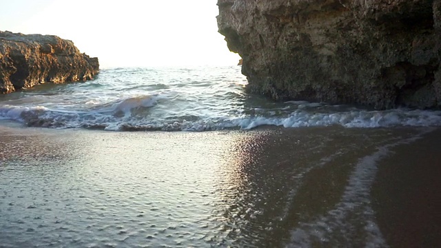 日落时海滩上的海浪视频素材