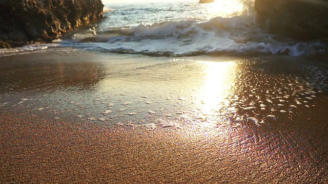 日落时海滩上的海浪视频素材