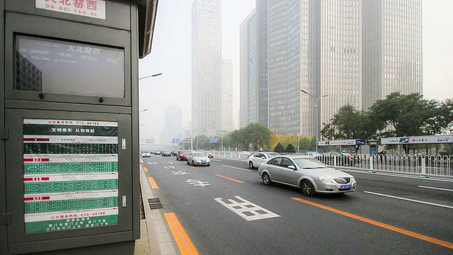 中国北京，2014年10月25日:在恶劣的天气中，长安街的公交车站和交通视频素材