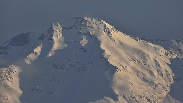 高山雪山山顶的日落(延时视频)视频下载