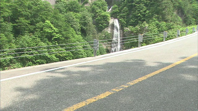 日本白山超级林道瀑布森林路视频素材