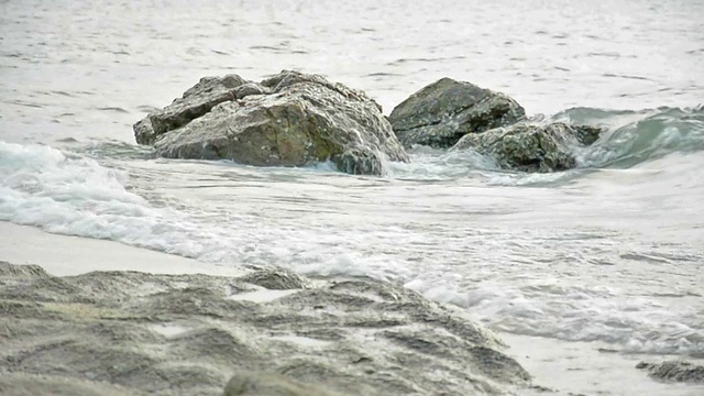 海浪拍打着海滩上的岩石——发出声音视频素材