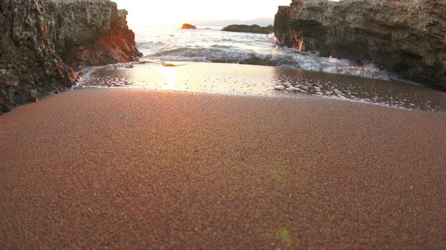 日落时海滩上的海浪视频素材