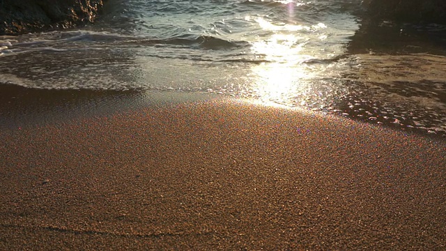 日落时海滩上的海浪视频素材