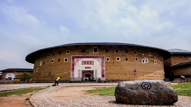 中国，龙岩，2014年6月4日:福建(永定)古代为防御土匪而建的土楼视频素材