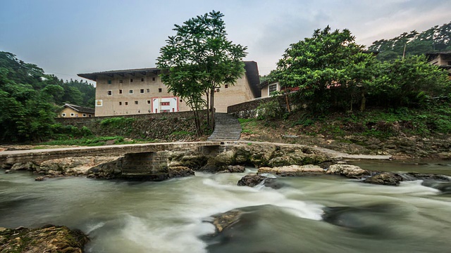 中国，龙岩，2014年6月4日:福建(永定)古代为防御土匪而建的土楼视频素材