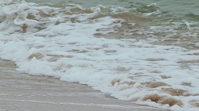 海浪冲刷海岸视频素材