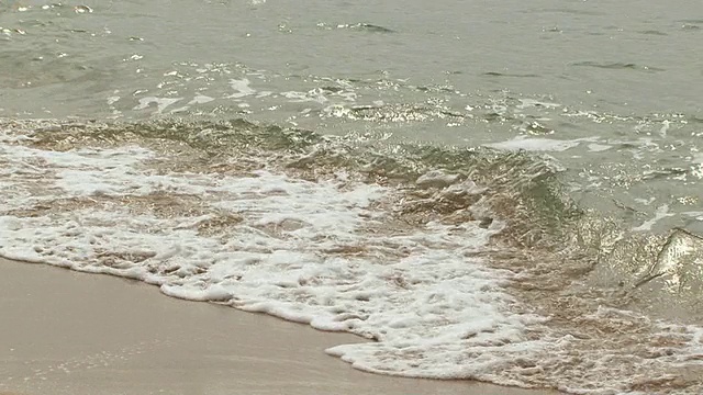 平静的黑海海浪冲刷海岸视频素材