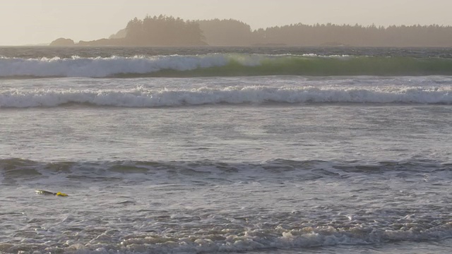 海滩翻滚的海浪太阳视频下载