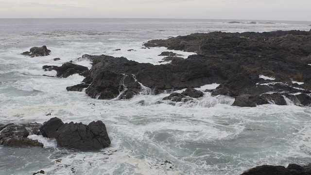 海浪黑色岩石视频素材