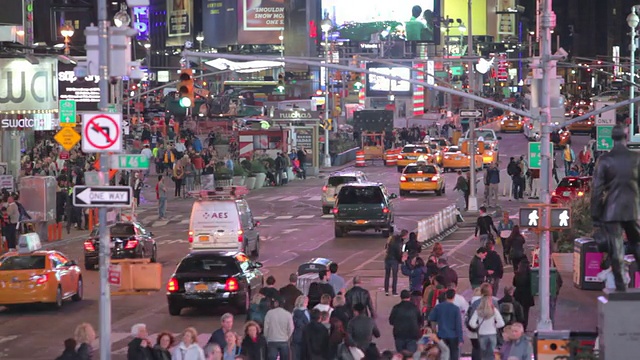 纽约时报广场夜间交通的延时序列视频素材