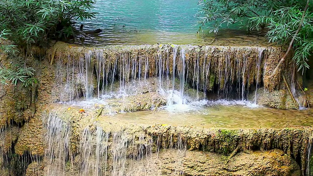 热带雨林中的瀑布视频素材