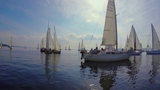 在夏日阳光明媚的海面上，帆船漂浮在水面上视频素材