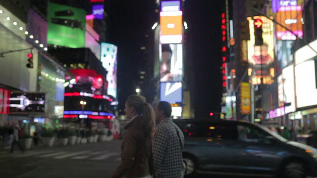 纽约时报广场夜间交通的延时序列视频素材