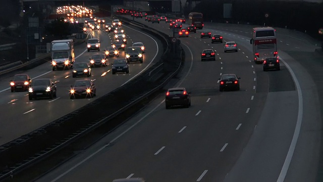 高速公路交通和飞机着陆视频素材