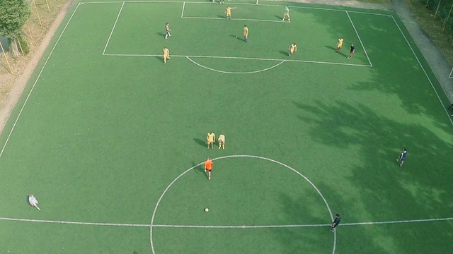 男子足球队进行职业足球比赛的航拍视频素材