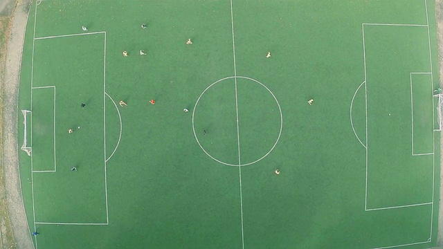 职业足球队员在球场上进行训练视频素材